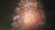  Θεσσαλονίκη: Xιλιάδες βεγγαλικά εκτοξευθήκαν από μια βάρκα μέσα από τον Θερμαϊκό 