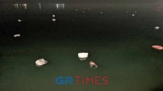 Χιλιάδες πεταμένα φαναράκια στους δρόμους της Θεσσαλονίκης ακόμη και στον Θερμαϊκό - Βίντεο και φωτογραφίες