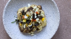 Πιάτα που αξίζει να δοκιμάσετε: Το ψητό κουνουπίδι με βινεγκρέτ σαβόρο και hollandaise στο Jerar