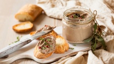 10 ελληνικά πατέ που ξεχωρίσαμε: καπνιστή πανσέτα, παστός γαύρος, αρακάς και αγκινάρα αλα πολίτα