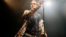 Πάνος Μουζουράκης: Σαρώνει στο μιούζικαλ «Scrooge & Ghosts and Rock ‘n’ Roll» - Δείτε βίντεο