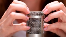 Χαλαρώνοντας με ASMR: Γιατί εκατομμύρια άνθρωποι παρακολουθούν βίντεο στο YouTube με κάποιον να ψιθυρίζει;