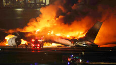 Φωτιά σε αεροπλάνο της Japan Airlines: Οι κρίσιμες λεπτομέρειες που έσωσαν τις 379 ψυχές
