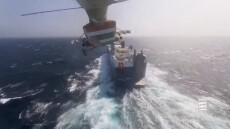 OHE: Η κίνηση εμπορικών πλοίων μέσω της Διώρυγας του Σουέζ μειώθηκε κατά 42% σε δυο μήνες εξαιτίας των Χούτι