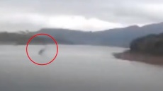 Βραζιλία: Η στιγμή της συντριβής ελικοπτέρου με τέσσερις επιβάτες σε λίμνη - Ένας έχασε τη ζωή του