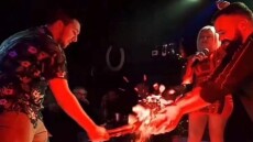 Λάρισα: Νεαρός ανέβηκε σε πίστα στα μπουζούκια και έσπασε πιάτα με κάβουρα - Δείτε βίντεο