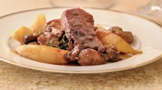 Μπούτι από αγριογούρουνο με κυδώνια και κάστανα