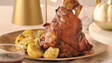 Κότσι χοιρινό με μαύρη μπίρα και cranberry sauce