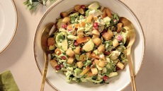 Σαλάτα του Καίσαρα με λαχανάκια Βρυξελλών, ρόδι και μπλε τυρί