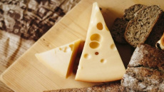 CNBC: Από το ιρλανδικό ουίσκι έως τα ιταλικά τυριά, οι δασμοί Τραμπ απειλούν τις ευρωπαϊκές εξαγωγές