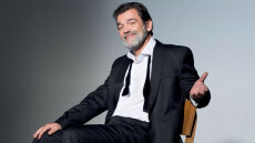 Κωνσταντίνος Καζάκος: «Ζω για μένα, όχι για το θέατρο»