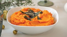 Πουρές γλυκοπατάτας αρωματισμένος με φασκόμηλο