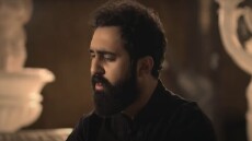 Ιράν: Καταδικάστηκε τραγουδιστής της ποπ για τραγούδι που αμφισβητούσε τη χρήση μαντίλας