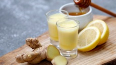 Τζίντζερ με λεμόνι: Το τονωτικό ρόφημα για τα κρύα του χειμώνα