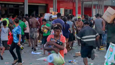 Έκρηξη βίας  στην Παπούα Νέα Γουινέα: 15 νεκροί  μετά από μια νύχτα ταραχών, εμπρησμών και λεηλασιών