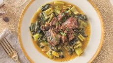 Μοσχαρίσια μάγουλα φρικασέ, με σέσκουλα και σέλερι