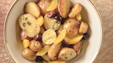 Baby πατάτες με πορτοκάλι και ελιές