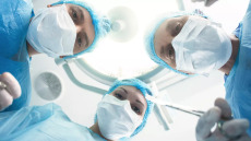 Χειρουργικές επεμβάσεις: Ποιοι ξυπνούν γρηγορότερα από την αναισθησία – Έρευνα αποκαλύπτει