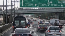 Live η κίνηση στους δρόμους: Χαμηλές ταχύτητες σε Κηφισό, Αθηνών και βασικούς άξονες, επιβαρύνει η βροχή