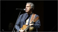 Γιώργος Νταλάρας: Κάποιοι από τους Έλληνες τραγουδιστές που είναι πολύ διάσημοι είναι θεόφαλτσοι και για γέλια