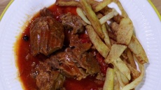 Μοσχαράκι κοκκινιστό παραδοσιακό