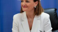 Άγνωστοι τοποθέτησαν μαύρο πανό στο γραφείο της Μαρίας Κεφάλα - Ντροπή στους εμπνευστές της επίθεσης, η απάντησή της