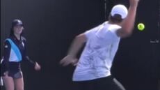Australian Open: Ο εξοργισμένος Κότοφ ξέσπασε στο μπαλάκι του τένις - Πέρασε ξυστά από το κεφάλι κοριτσιού
