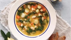 Χορτόσουπα με λευκά φασόλια