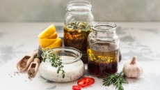 10 ιδιαίτερες μαρινάδες που κάνουν τα φαγητά μας πεντανόστιμα