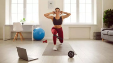 Πέντε εύκολες ασκήσεις για δυνατό κορμό, γραμμωμένα χέρια και τέλειους γλουτούς – Γίνονται στο σπίτι