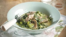 Αρνάκι φρικασέ με μανιτάρια και μαρούλι