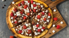 Φτιάχνουμε απίστευτες γλυκές πίτσες σε λιγότερο από 15 λεπτά