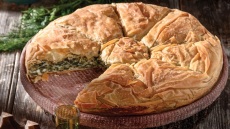 Χειροποίητες πίτες, έτοιμες για ψήσιμο: 21 πεντανόστιμες επιλογές από όλη την Ελλάδα