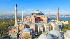 Αγία Σοφία: «Έστρωσαν με παρκέ τα ιστορικά σκαλιά», γράφει η Cumhuriyet