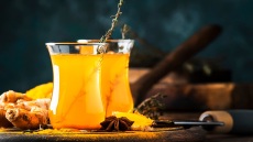 Ζεστό και θρεπτικό τσάι με κουρκουμά, τζίντζερ και εσπεριδοειδή