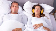 Ροχαλητό: Ο μεγαλύτερος εχθρός της υγείας – 5 top συμβουλές για να το σταματήσετε