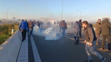 Επεισόδια αγροτών με την αστυνομία στην Καρδίτσα - Έπεσαν χημικά, τραυματίστηκε ένας αγρότης