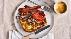 Aυγοφέτες με μπέικον, ψημένα ντοματίνια και μανιτάρια