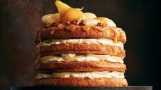 Τούρτα με αλμυρή καραμέλα, καρύδια και αχλάδια ποσέ