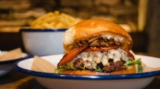 7 στάσεις για brunch, burgers και κοκτέιλ στην αναγεννημένη πλατεία Προφήτη Ηλία στο Παγκράτι