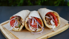 8 σουβλατζίδικα εκτός κέντρου για τέλειο τυλιχτό