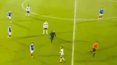 Αγγλία: Έισβολή οπαδού στο Πορτ Βέιλ-Πόρτσμουθ - Πήρε στο κυνήγι τον διαιτητή - Δείτε βίντεο