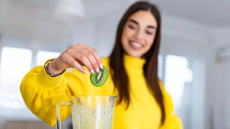 Tο πράσινο αντιοξειδωτικό υπερ-φρούτο που ενισχύει την άμυνα, αγαπά το έντερο και δυναμώνει τα οστά