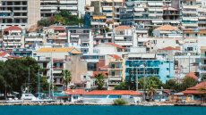 Συμβούλιο της Επικρατείας: Αντισυνταγματική η νομιμοποίηση αυθαιρεσιών σε κοινόχρηστους χώρους και πιλοτές