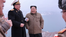 Βόρεια Κορέα: Ο Κιμ Γιονγκ Ουν παρακολούθησε χθες την εκτόξευση πυραύλων κρουζ από υποβρύχιο