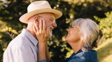 Αντιγήρανση: To ελιξίριο της μακροζωίας κρύβεται σε καινοτόμο θεραπεία που απομακρύνει τα γερασμένα κύτταρα