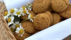 Το κρυμμένο εργαστήριο με τα υγιεινά γλυκά που μοσχοβολά χαμομήλι