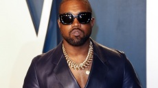 Κάνιε Γουέστ: Άρπαξε κινητό από τα χέρια παπαράτσι επειδή τον ρώτησε αν ελέγχει τη σύζυγό του - Βίντεο