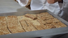 Από τη Τζια στον Άγιο Δημήτριο: το παστέλι που φτιάχνεται με το χέρι όπως παλιά