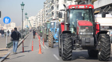 Θεσσαλονίκη: Εκατοντάδες τρακτέρ μπήκαν στην πόλη με μαύρες σημαίες - Βίντεο και φωτογραφίες
